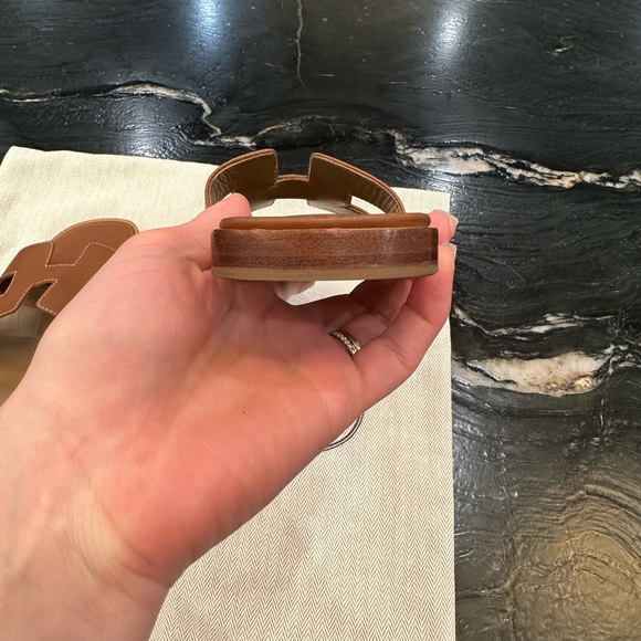 ✨ Hermes Oran Flat Sandal - Caramel/Gold ✨ - Picture 7 of 11